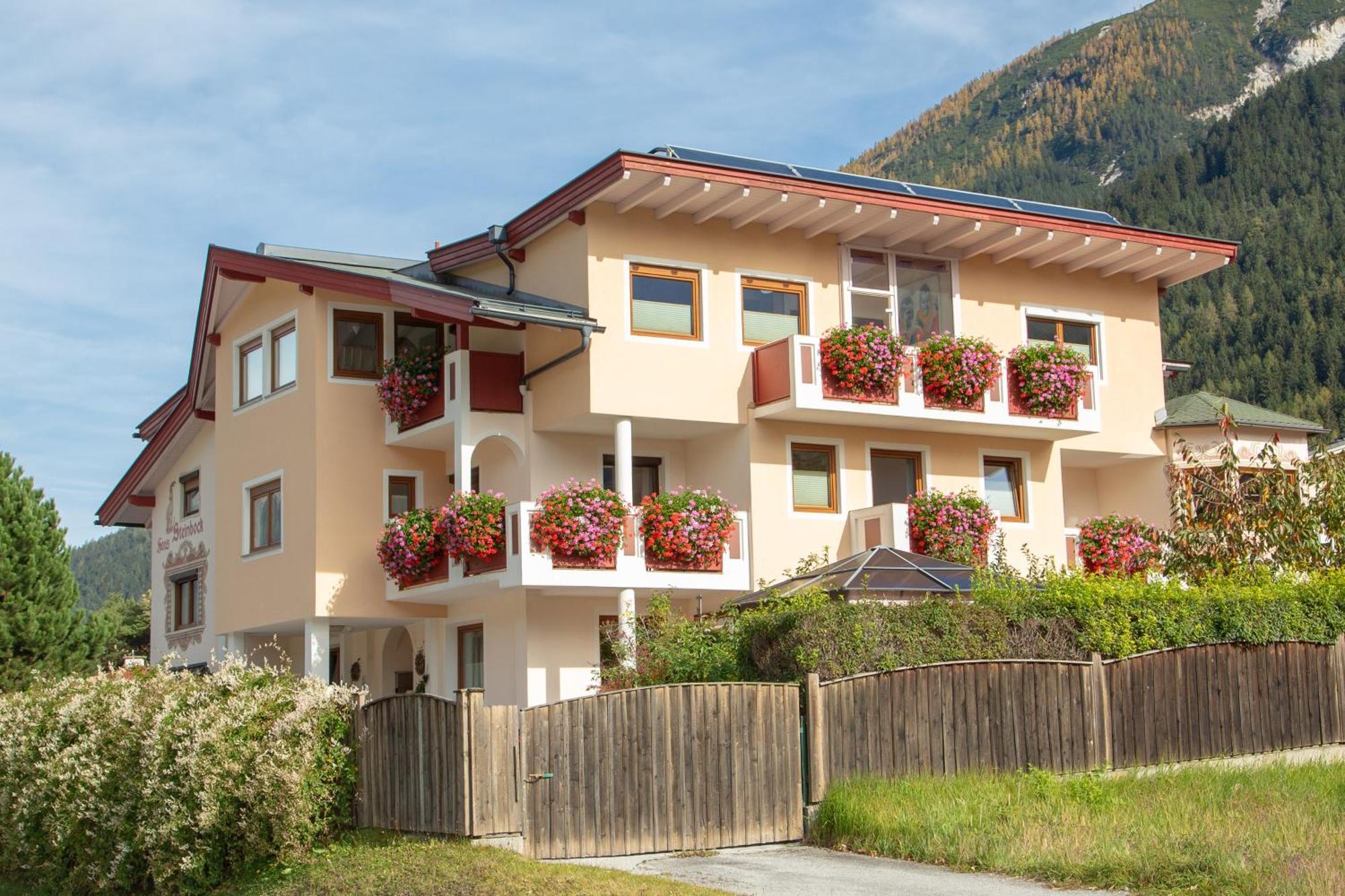 Haus Steinbock Acomodação com café da manhã Neustift im Stubaital Exterior foto