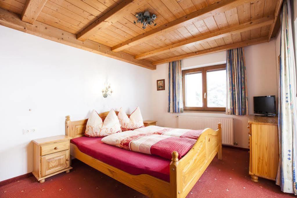 Haus Steinbock Acomodação com café da manhã Neustift im Stubaital Exterior foto