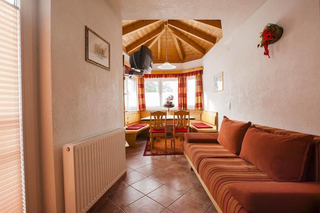 Haus Steinbock Acomodação com café da manhã Neustift im Stubaital Exterior foto